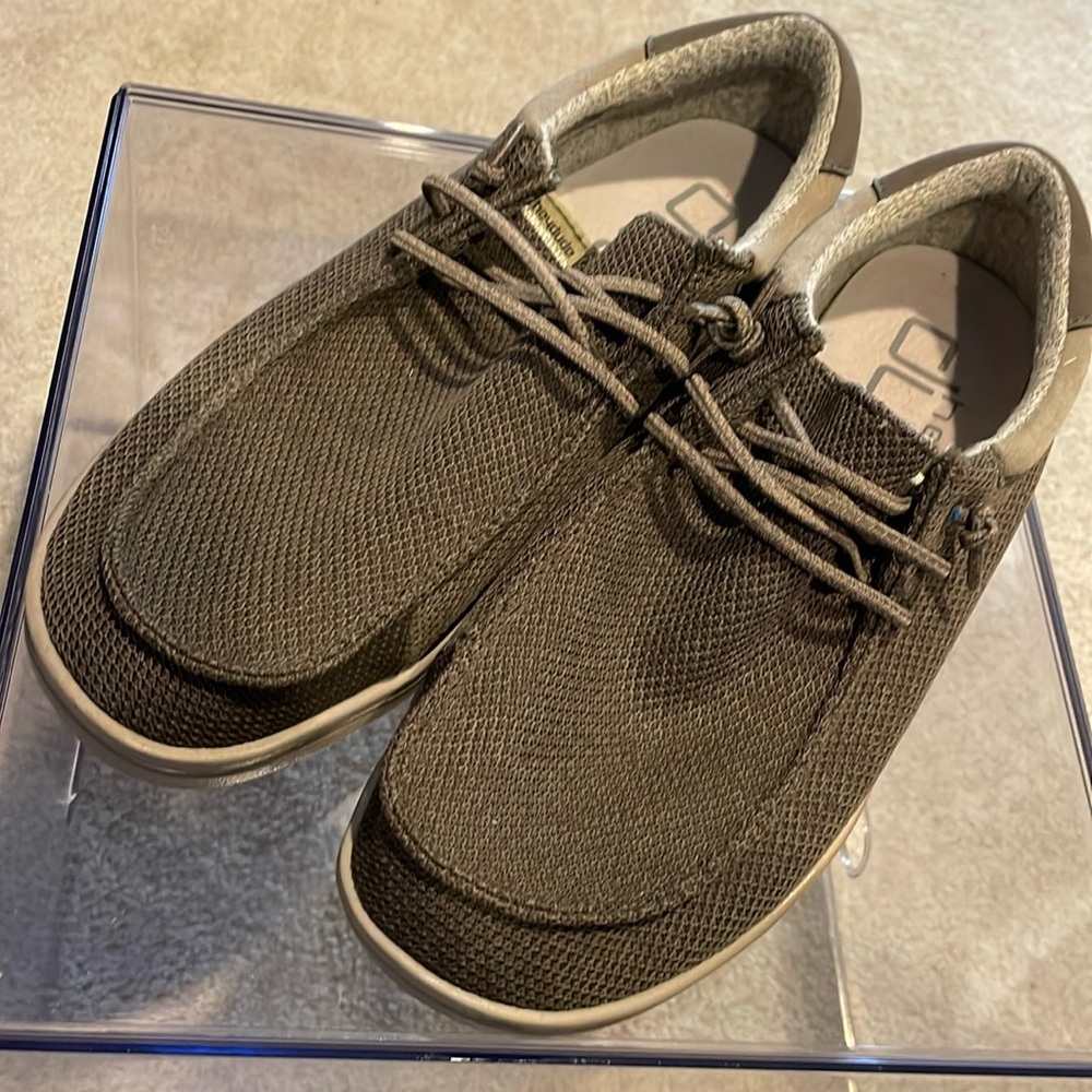 Men’s size 10 Hey Dude brand. *Worn once!